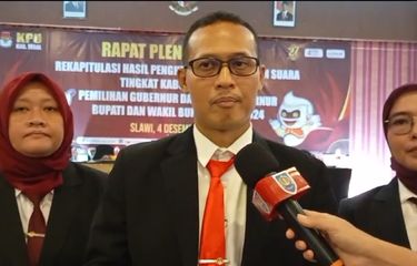 Qora taytlarda chozilgan qiz, erotik fotosurat