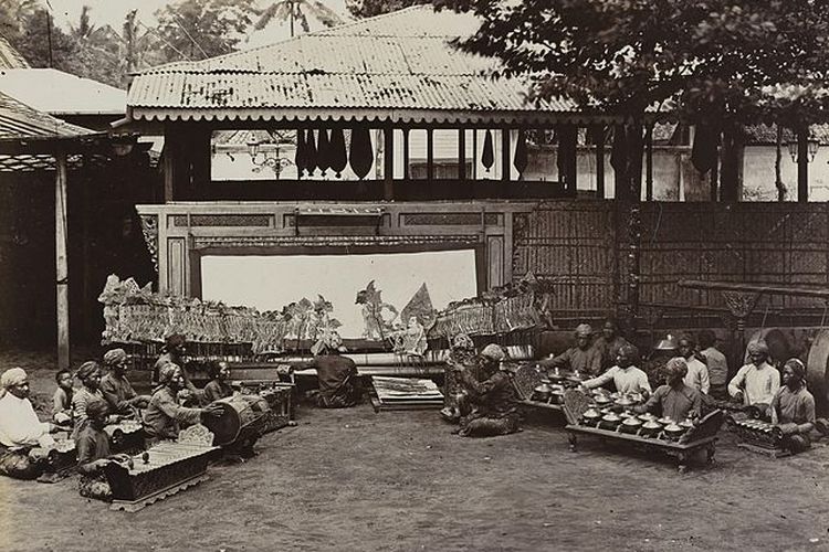 Penampilan Wayang Kulit di Yogyakarta saat tradisi Sekaten diselenggarakan tahun 1896.