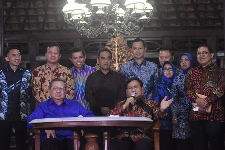 Ketua Umum Partai Demokrat Susilo Bambang Yudhoyono (kiri) bersama Ketua Umum Partai Gerindra Prabowo Subianto dan jajaran pengurus partai memberikan keterangan pers seusai mengadakan pertemuan tertutup di Puri Cikeas, Bogor, Jawa Barat, Kamis (27/7/2017). Pertemuan di antaranya menyikapi disahkannya UU Pemilu pada Sidang Paripurna DPR pekan lalu, di mana empat fraksi yakni Fraksi Partai Demokrat, Gerindra, PAN, dan PKS menolak penggunaan Presidential Treshold dalam pelaksanaan Pemilu Serentak 2019.