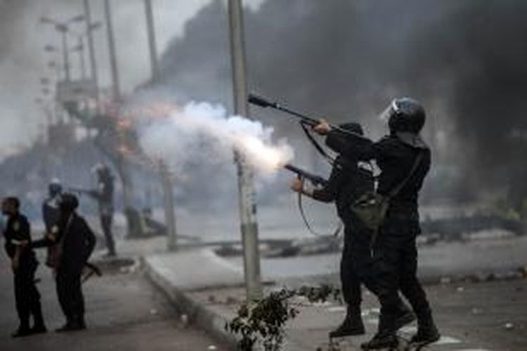 Polisi menembakkan ke gas air mata ke arah massa pendukung Presiden terguling Mesir Muhammad Mursi, Jumat (29/11/2013). Demonstrasi juga dipicu penangkapan blogger yang mengingatkan pemerintah tentang kekuasaan otokrasi pada masa pemerintahan Hosni Mubarak.