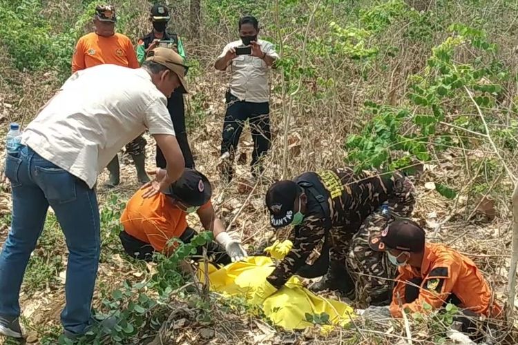 Tim gabungan mengevakuasi jasad kakek Meslan (63) yang ditemukan tewas dalam kondisi membusuk di Hutan Mruwak, Kecamatan Dagangan, Kabupaten Madiun, Jawa Timur, Rabu (25/10/2023). 