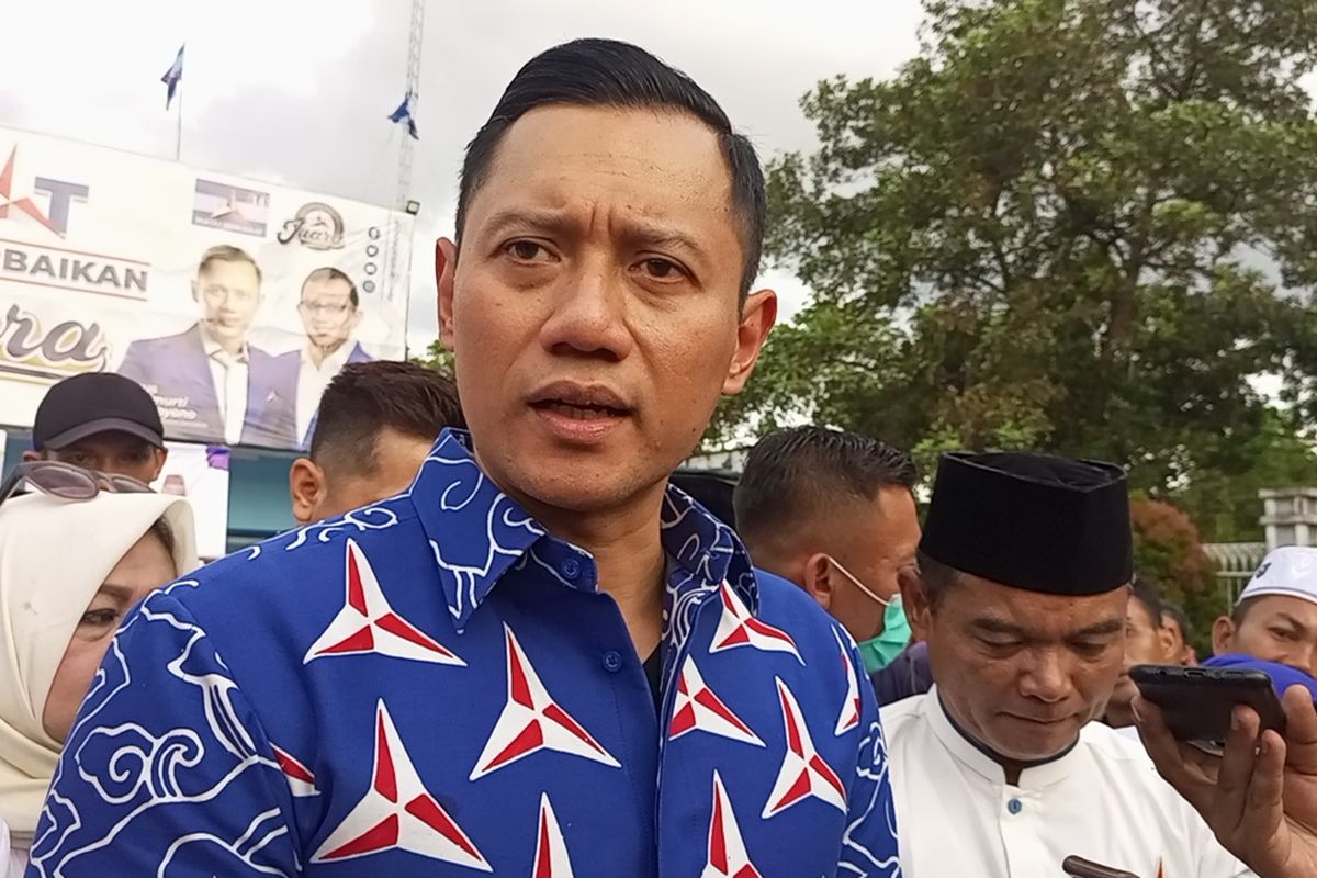 Ketua Umum Partai Demokrat Agus Harimurti Yudhoyono (AHY) saat melakukan Safari Ramadhan Kegiatan Bazar UMKM dan Pasar Murah di Jalan Tegar Beriman, Kecamatan Cibinong, Kabupaten Bogor, Jawa Barat, Senin (10/4/2023).