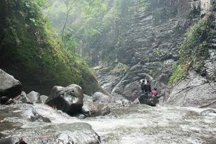 Curug Ibun Pelangi di Desa Sukadana, Kecamatan Argapura, Kabupaten Majalengka, Jawa Barat, beberapa waktu lalu, menjadi daya tarik wisata baru di kabupaten itu. Kawasan yang merupakan punggung Gunung Ciremai itu tercipta dari lava gunung yang telah dingin selama ratusan tahun. Lava dingin itu membentuk bebatuan memanjang di sepanjang aliran Sungai Cilongkrang, mengelilingi punggung Ciremai. Di sela-sela bebatuan muncul air terjun atau curug yang mengalirkan air sedingin es.
