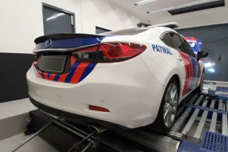 Mobil polisi Mazda6 yang sedang tune up di Elika Automotive Performance