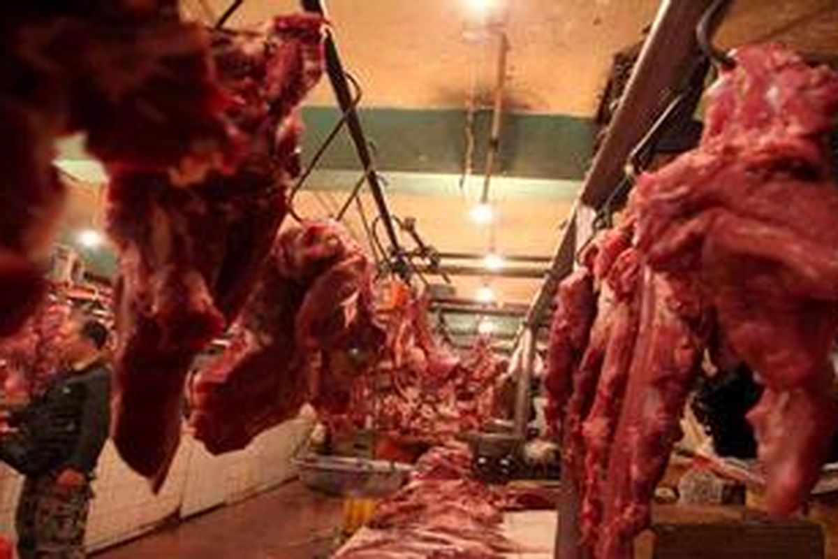 Warga membeli daging sapi yang ditawarkan di Pasar Senen, Jakarta Pusat, Senin (27/5/2013). Harga daging sapi di pasar tersebut berada diharga Rp. 90.000 per kilogram. Harga daging sapi yang tinggi membuat pemerintah menunjuk perum Bulog untuk menstabilkan harga daging dengan cara impor daging sapi beku dalam bentuk karkas. 
