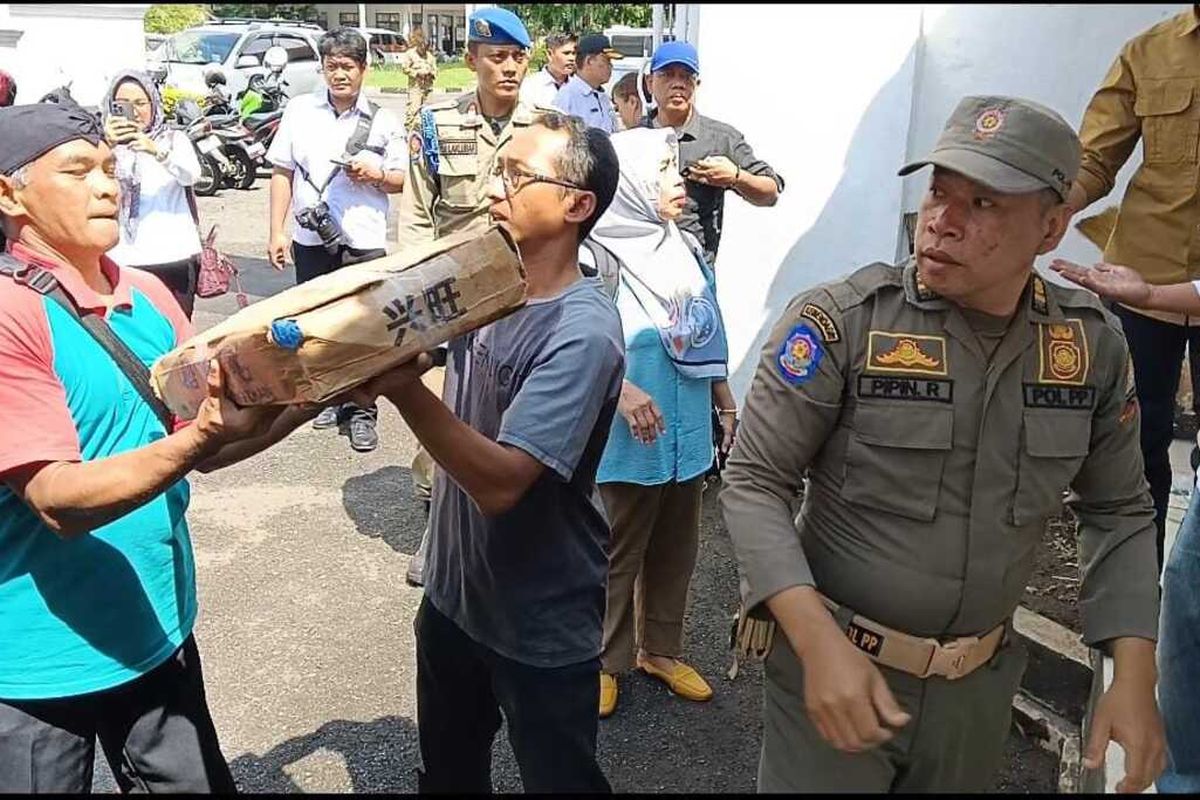 Kementerian Kelautan dan Perikanan berikan bantuan berupa 2,7 ton ikan segar untuk korban gempa Sumedang di lokasi pengungsian, Minggu (7/1/2024). AAM AMINULLAH/KOMPAS.com