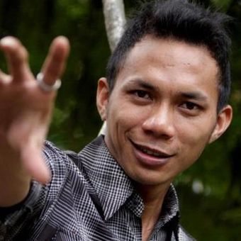 Penyanyi Norman Kamaru berpose saat ditemui di kawasan Duren Tiga, Jakarta, Rabu (14/12/2011). Norman populer setelah banyak pemirsa melihat aksinya berjoget dan bernyanyi lipsync lagu Chaiyya Chaiyya di Youtube