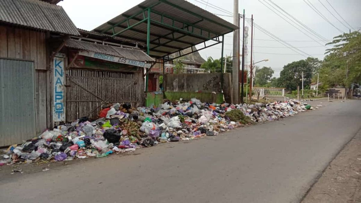 Sampah Menumpuk di Jalan, Bupati Pemalang Sebut Ada Pegawai DLH yang Lakukan Sabotase