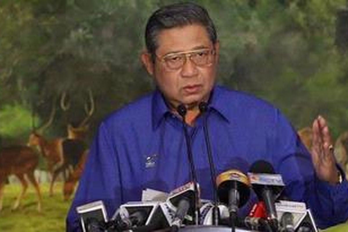 Ketua Majelis Tinggi Partai Demokrat, Susilo Bambang Yudhoyono (SBY) memberi pernyataan tentang beberapa masalah yang menimpa Partai Demokrat di Puri Cikeas, Bogor, Jawa Barat, Jumat (8/2/2013) malam. SBY memberi kesempatan kepada Ketua Umum Partai Demokrat Anas Urbaningrum untuk lebih berfokus menghadapi dugaan masalah hukum di Komisi Pemberantasan Korupsi (KPK)terkait kasus dugaan suap proyek Hambalang