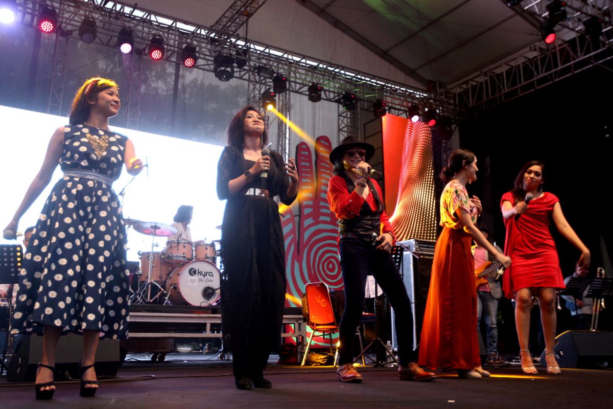 Andy /rif (tengah) tampil bersama Hello Dangdut pada hari kedua Syncronize Fest 2017 di Gambir Expo Kemayoran, Jakarta, Sabtu (7/10/2017). Festival musik yang berlangsung hingga Minggu (8/10/2017) tersebut menampilkan beberapa musisi di antaranya ada Bangkutaman, Jason Ranti, Adhitya Sofyan, Float, Pee Wee Gaskins, Indische Party, dan Hello Dangdut.