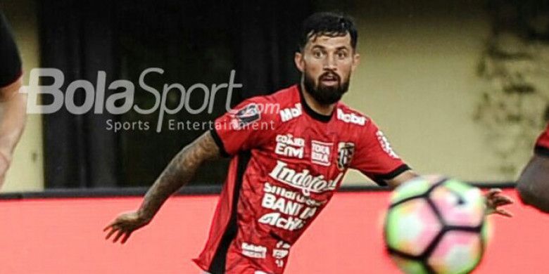 Aksi penyerang Bali United, Stefano Lilipaly saat Bali United mengalahkan Borneo FC di Grup D Piala Presiden
