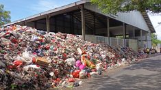 Tumpukan Sampah di TPS Rawa Bebek Meluber ke Jalan, Pengendara Terganggu