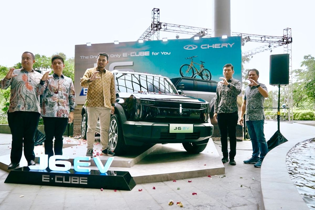 PT Chery Sales Indonesia (CSI) dengan bangga mengumumkan peluncuran resmi Chery J6 kepada masyarakat Surabaya dan sekitarnya, acara pun berlangsung meriah di Bowie R&B Ciputra World Surabaya, Jawa Timur pada Sabtu (14/12). 