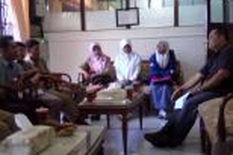 Pengurus Yayasan Sholihiyyah, Mranggen, Demak beserta dewan guru dan murid SMK saat menggelar pertemuan Wakil Ketua DPRD Demak, Fahrudin Bisri Slamet, di gedung DPRD Demak, Senin (3/11/2014).