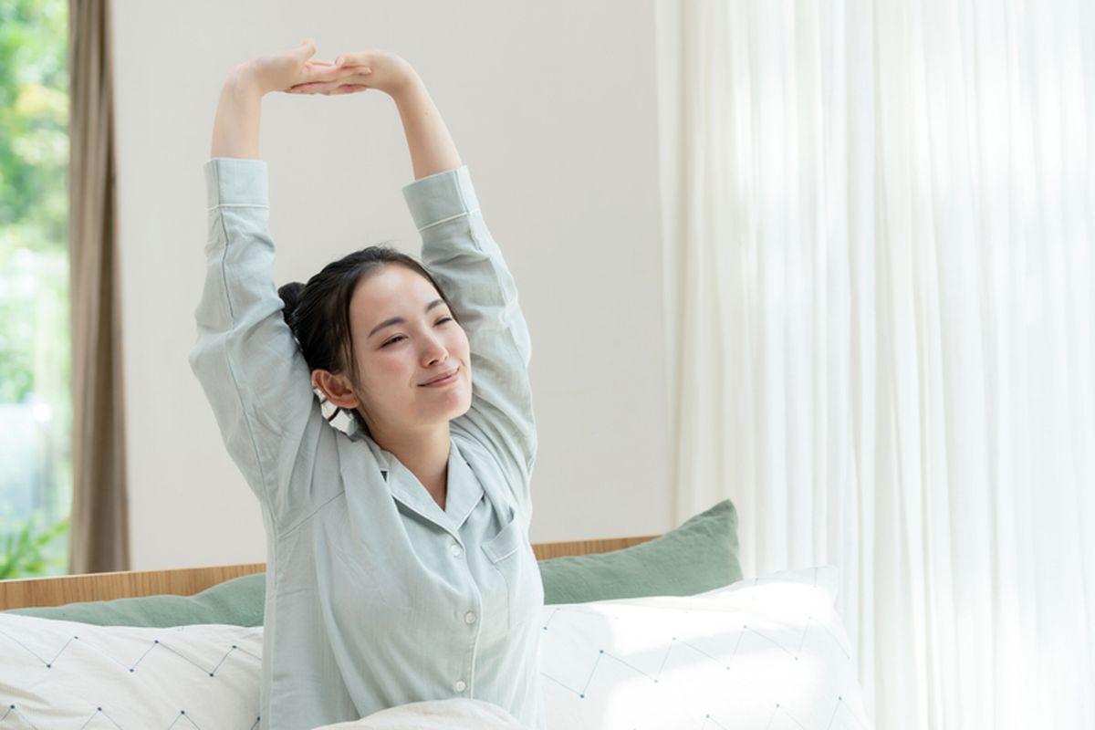 Tidur malam memiliki banyak peran yang berpengaruh pada proses penuaan. Tidur malam yang cukup bisa membantumu awet muda dengan beberapa cara.