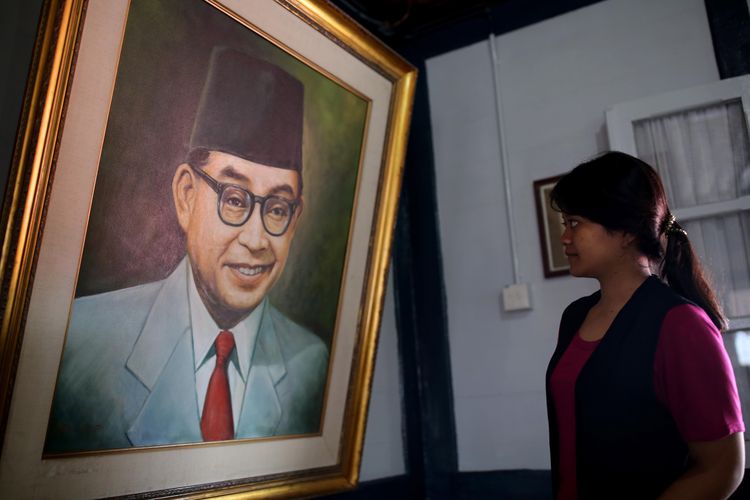 Bapak Koperasi Indonesia adalah Bung Hatta. Suasana pengunjung di Museum Rumah Kelahiran Bung Hatta di Jl. Soekarno Hatta No.37, Bukittinggi, Sumatera Barat, Minggu (30/4/2017). Pengunjung dapat melihat silsilah keluarga Bung Hatta lewat dokumentasi dan informasi yang dipajang di pigura, serta untuk mengunjungi rumah kelahiran Bung Hatta tak dipugut biaya alias gratis, buka setiap hari dari Senin sampai Minggu dari pukul 08.00-18.00.