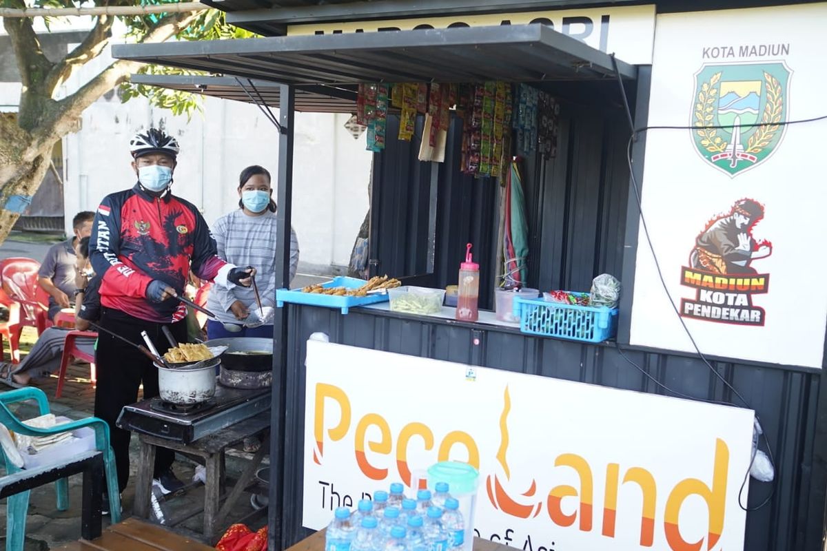 Wali Kota Madiun Maidi memantau kondisi lapak-lapak UMKM yang dibangun di 27 kelurahan di Kota Madiun. Pembangunan 27 lapak UMKM difokuskan untuk menumbuhkan ekonomi berbasis lokal di masing-masing kelurahan.
