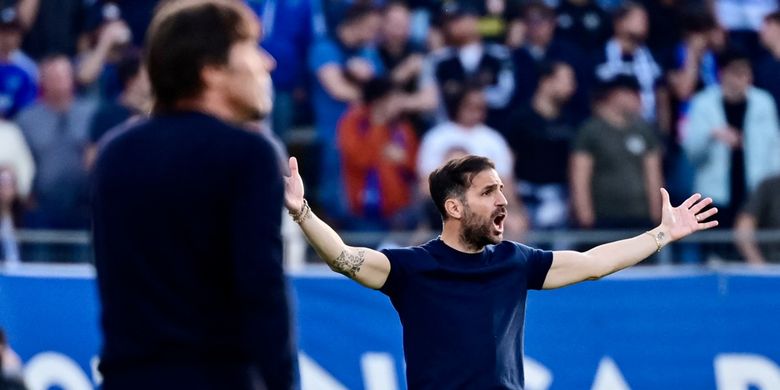 Ekspresi Cesc Fabregas dalam laga pekan ke-35 Liga Italia 2025-2026 Como vs Napoli di Stadion Giuseppe Sinigaglia, Sabtu (2/5/2026).
