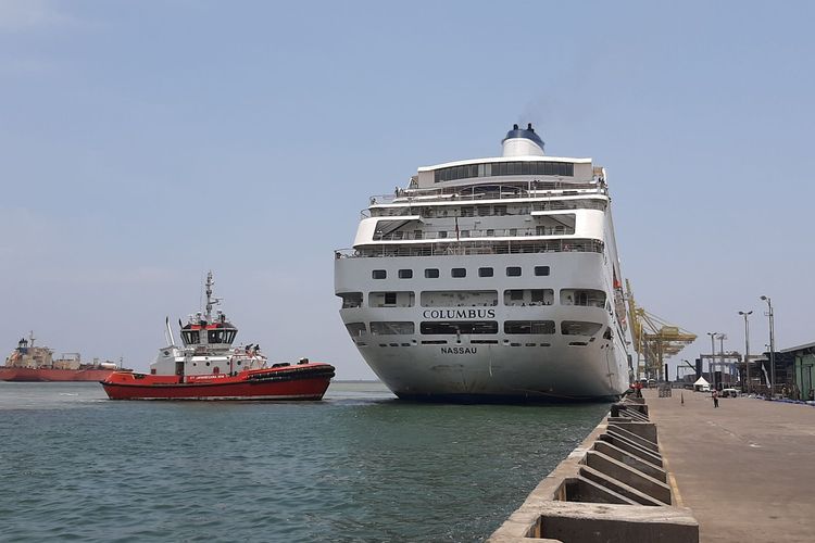 Kapal Pesiar MV Colombus saat bersandar di pelabuhan Tanjung Emas Semarang, Jumat (13/3/2020)