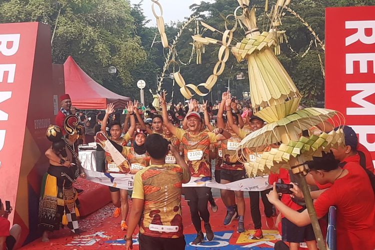 Gubernur Jawa Tengah Ganjar Pranowo (tengah) melintasi garis finis Friendship Run Jakarta di Lapangan Banteng, Minggu (21/5/2023) pagi WIB.