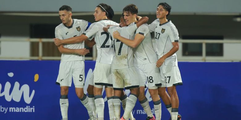 Para pemain Timnas U22 Indonesia merayakan gol Mauro Zijlstra ke gawang Timnas U22 Mali pada laga uji coba Timnas U22 Indonesia vs Mali, Selasa (18/11/2025), sebagai rangkaian persiapan menuju SEA Games 2025.