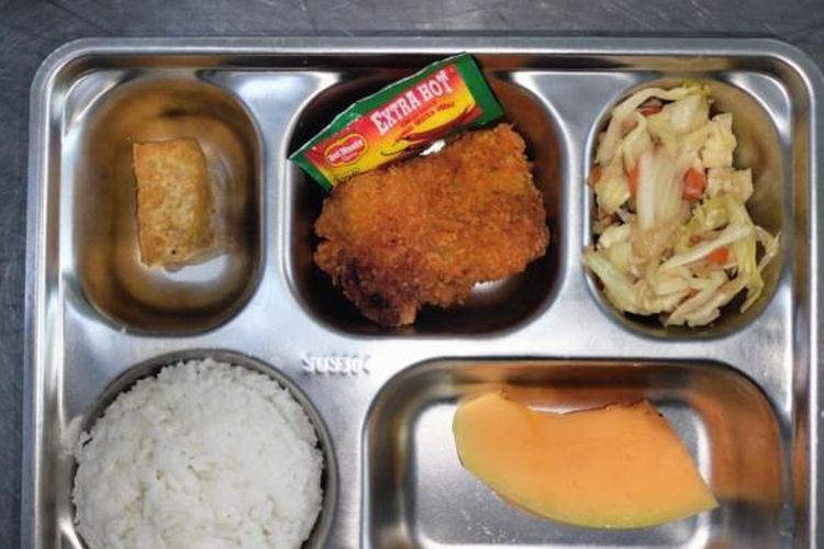 Menu MBG yang disajikan SDN 12 Benua Kayong, Ketapang yang diduga membuat sejumlah siswa dan guru keracunan. Ada ikan hiu filet saus tomat, tahu goreng, oseng kol dan wortel, serta buah melon. 