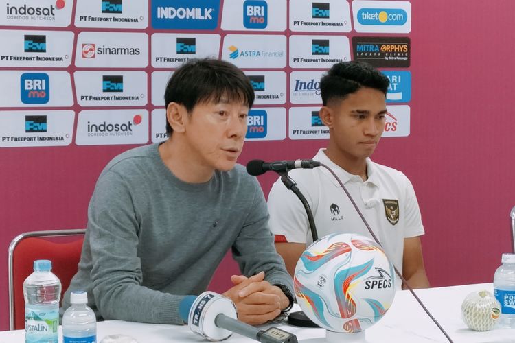 Pelatih Timnas U23 Indonesia Shin Tae-yong dan Marselino Ferdinand dalam jumpa pers pada Sabtu (9/9/2023).