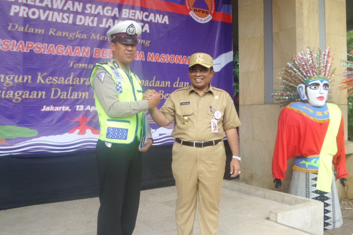 Pemprov DKI Jakarta memberikan penghargaan kepada Aiptu Sunaryanto  atas aksi heroiknya menyelematkan wanita dan seorang anak dari aksi penodongan di Jakarta Timur, Kamis (13/4/2017)