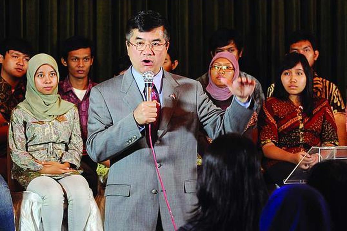 Menteri Perdagangan AS Gary Locke menyapa mahasiswa Indonesia dalam sebuah acara di Universitas Indonesia, Jakarta, Rabu (26/5). Locke mengatakan, AS tertarik mengembangkan kemitraan energi bersih dengan Indonesia. Locke berada di Indonesia mendahului kunjungan Presiden AS Barack Obama yang diperkirakan terjadi pada pertengahan Juni ini.