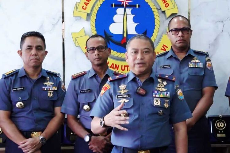 Komandan Lantamal VI Makassar, Brigjen TNI (Mar) Wahyudi saat memberikan keterangan oknum TNI AL ditangkap karena menjadi calo penerimaan prajurit, didampingi para pejabat Lantamal VI Makassar, Kamis (19/6/2025).