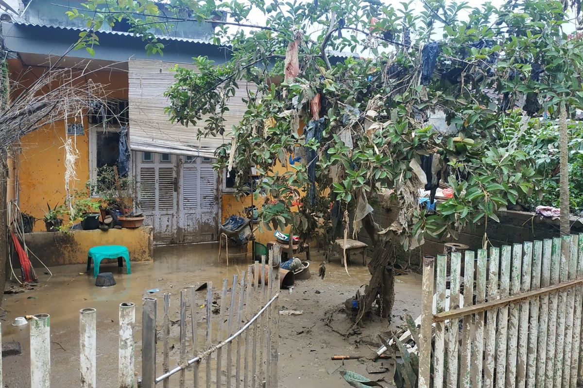 Endapan lumpur masih merendam wilayah RW 008 Pondok Gede Permai, Jatiasih, Kota Bekasi sepekan lebih setelah Banjir Tahun Baru 2020, Kamis (9/1/2020).