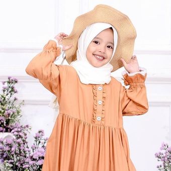 Seorang anak berpose dengan hijab dan gamis dari Shahiahijab.