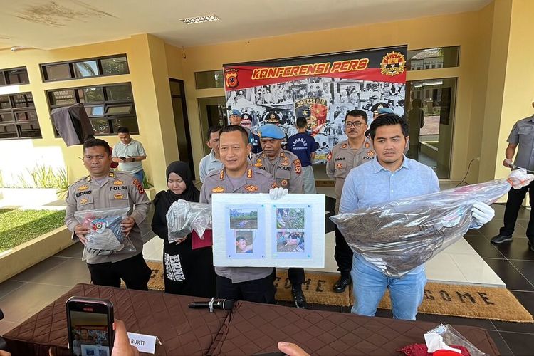 Kapolresta Bandung Kombes Pol Kusworo Wibowo saat melakukan konferensi pers terkait pembunuhan anak laki-laki yang mayatnya di buang di Perkebunan-perkebunan Teh Malabar, Pangalengan, Kabupaten Bandung, Jawa Barat pada Senin (10/7/2023)