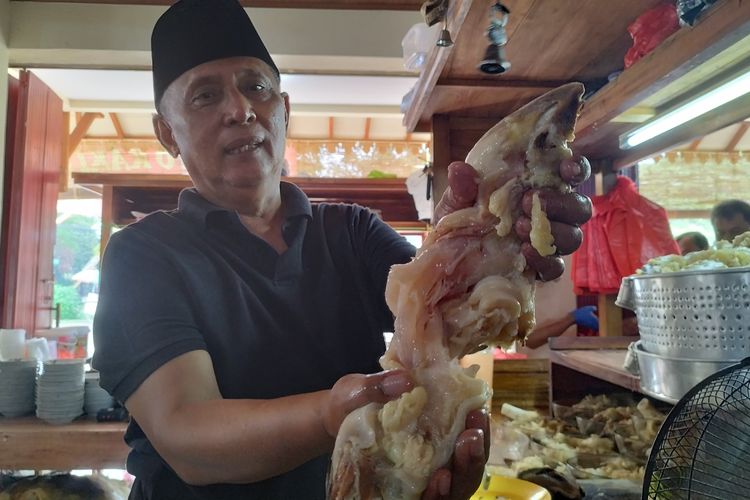 Kaki sapi yang diolah untuk membuat soto