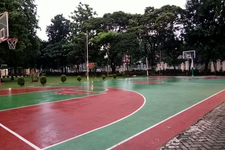 Lapangan basket di Masjid Agung Sunda Kelapa.