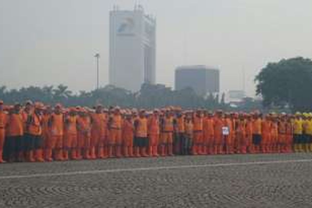 Pasukan oranye dari Dinas Kebersihan DKI mengikuti apel saber pungli di lapanhan Monas, Kamis (24/11/2016). 