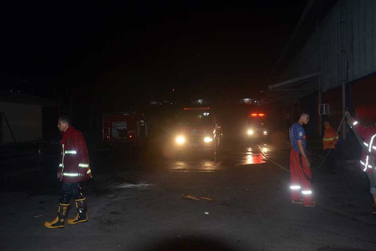 Sebuah bangunan di Bulog Subdivre Ternate, Maluku Utara terbakar pada Minggu (16/7/2023) sekitar pukul 19.00 Wit, terbakar.