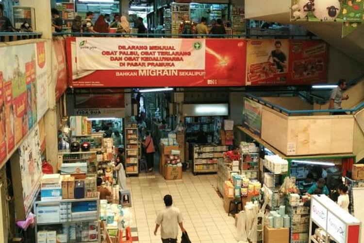 Spanduk larangan penjualan obat palsu dan kedaluwarsa dipasang PD Pasar Jaya di Pasar Pramuka, Matraman, Jakarta Timur. Foto diambil Selasa (6/9/2016).