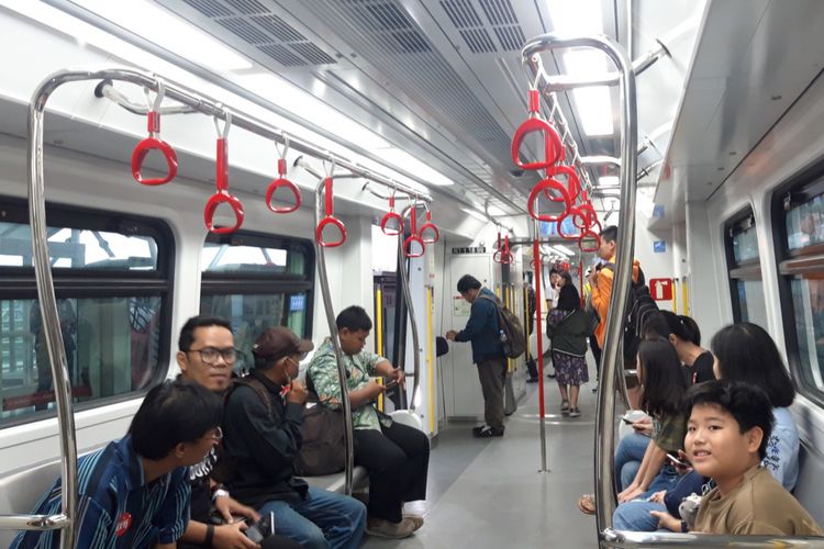 Warga saat menjajal LRT Jakarta, Rabu (6/3/2019)