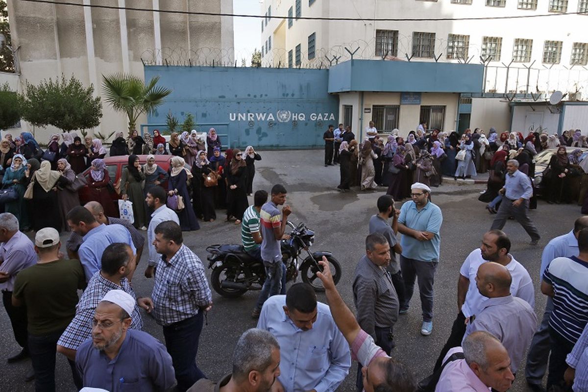 Warga Palestina yang menjadi karyawan badan PBB urusan pengungsi Palestina (UNRWA) melakukan unjuk rasa, Rabu (19/9/2018), terkait rencana PHK terhadap staf lokalnya.