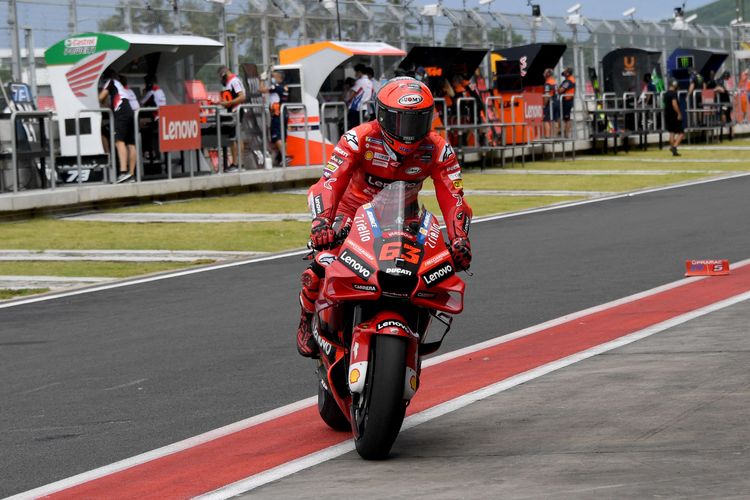 Pebalap tim Ducati Lenovo Italia Francesco Bagnaia mengikuti sesi latihan bebas untuk balapan MotoGP Grand Prix Indonesia di Sirkuit Internasional Mandalika di Kuta Mandalika di Lombok Tengah, Jumat (18/3/2022).