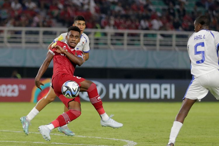 Pemain Timnas Indonesia Iqbal Gwidjangge saat laga kedua babak penyisihan Grup A Piala Dunia U17 2023 Indonesia melawan Panama yang berakhir dengen skor 1-1 di Stadion Gelora Bung Tomo Surabaya, Jawa Timur, Senin (13/11/2023) malam.