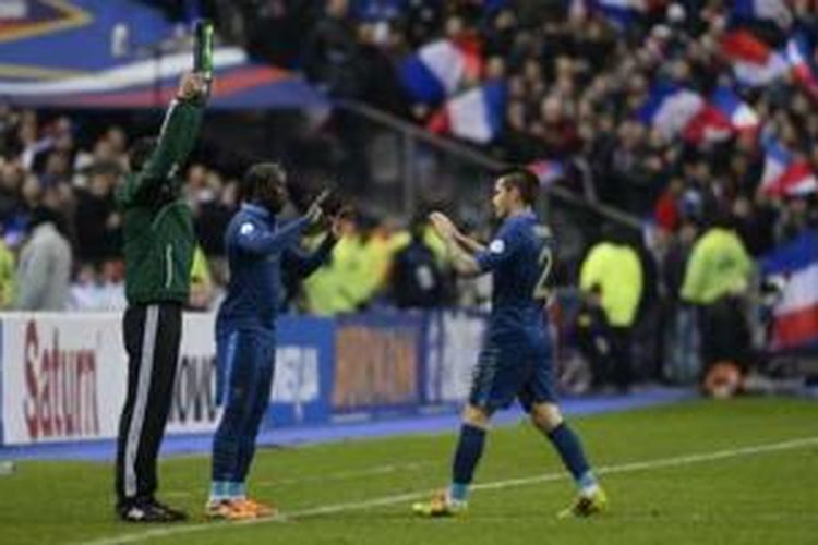 Mathieu Debuchy digantikan Bacary Sagna