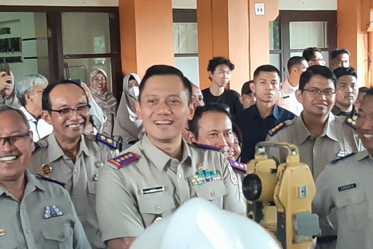 Menteri Agraria dan Tata Ruang/Kepala Badan Pertanahan Nasional (ATR/BPN) Agus Harimurti Yudhoyono saat meninjau Sekolah Tinggi Pertanahan Nasional (STPN) Sleman, Kamis (25/04/2024).