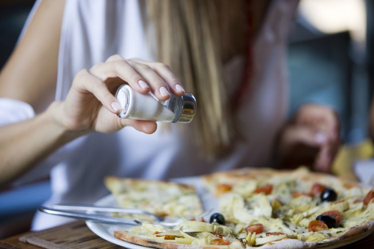 Ilustrasi menambahkan garam dalam makanan. Studi menunjukkan kebiasaan konsumsi garam yang tinggi memiliki kemungkinan 40 persen lebih besar terkena kanker perut.