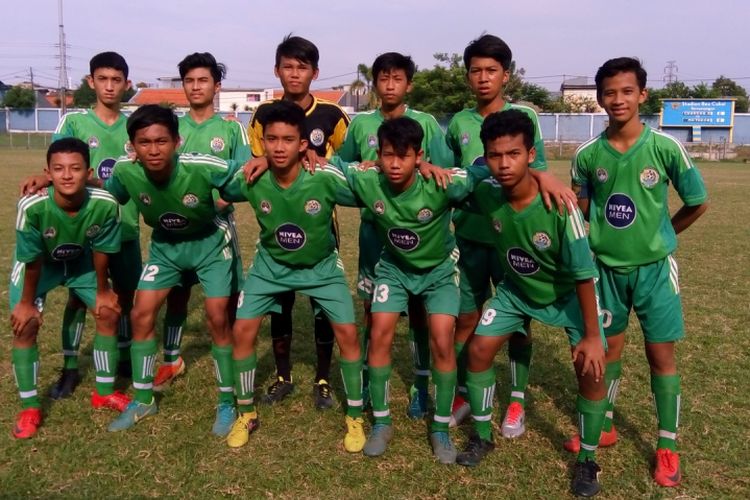 Line up SSB Candrabhaga saat final Turnamen U15 Piala Sumpah Pemuda 2018 Askot Jakarta Timur, Minggu (18/11/2018) di Stadion Bea Cukai Rawamangun. Duet Henride Rizky Tompodung (nomor 10, berdiri paling kanan) dan Gregorio Veda Ezra (12) membawa SSB Candrabhaga menempati posisi kedua.
