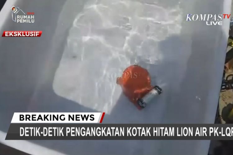 Kotak hitam atau black box pesawat Lion Air PK-LQP dengan nomor penerbangan JT 610 yang jatuh di perairan Karawang, Jawa Barat, ditemukan oleh penyelam TNI AL pada Kamis (1/11/2018) siang.