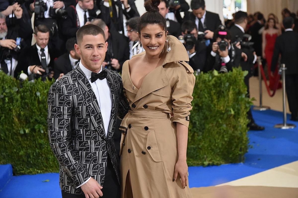 Nick Jonas (kanan) and Priyanka Chopra menghadiri Rei Kawakubo/Comme des Garcons: Art Of The In-Between Costume Institute Gala atau Met Gala di Metropolitan Museum of Art, New York City, pada 1 Mei 2017.  