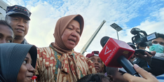 Bakti Sosial ke Pulau Kei Besar, Risma Serap Aspirasi Warga dan Berikan Solusi