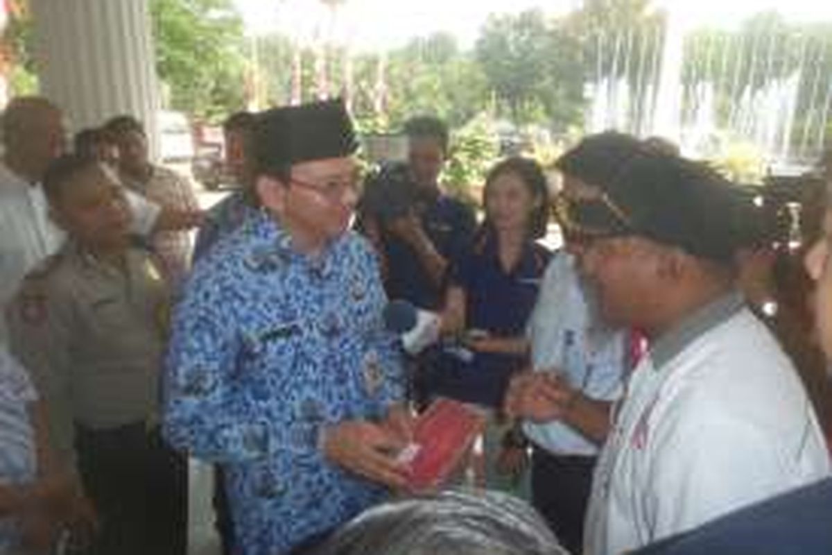 Gubernur DKI Jakarta Basuki Tjahaja Purnama saat menerima keluhan warga yang datang ke Balai Kota, Senin (19/9/2016)